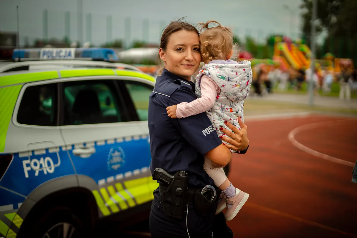 Piknik Rodzinny w Łękińsku z udziałem policjantek z Kleszczowa i Bełchatowa