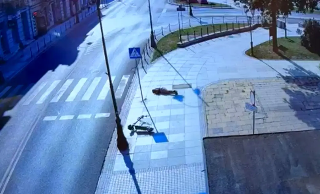 13-latek trafił do szpitala po upadku z hulajnogi bez kasku