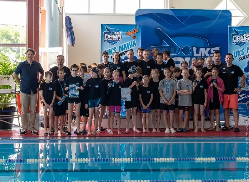 Sukcesy pływaków UKS NAWA Skierniewice: 17 medali i triumf w Pucharze Polski