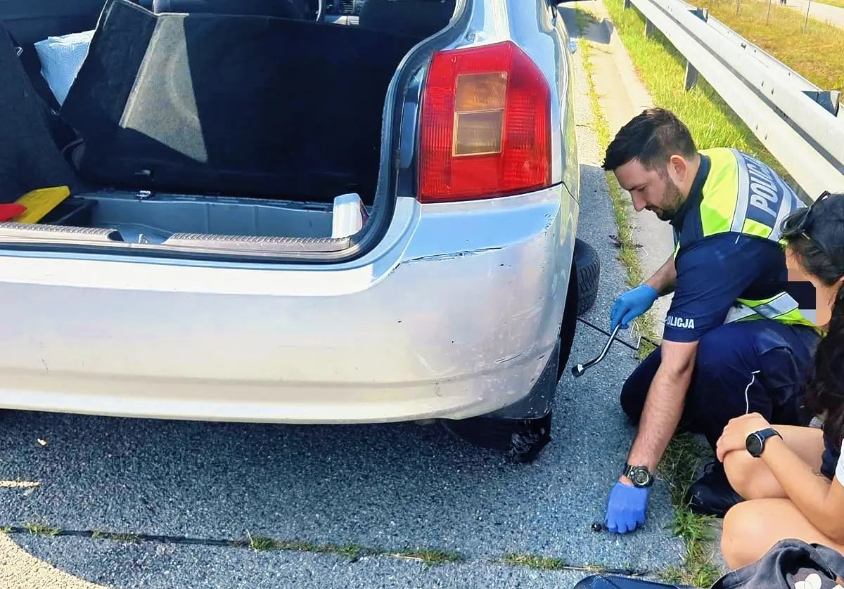 Kierująca na S8 otrzymała pomoc od policjantów po awarii