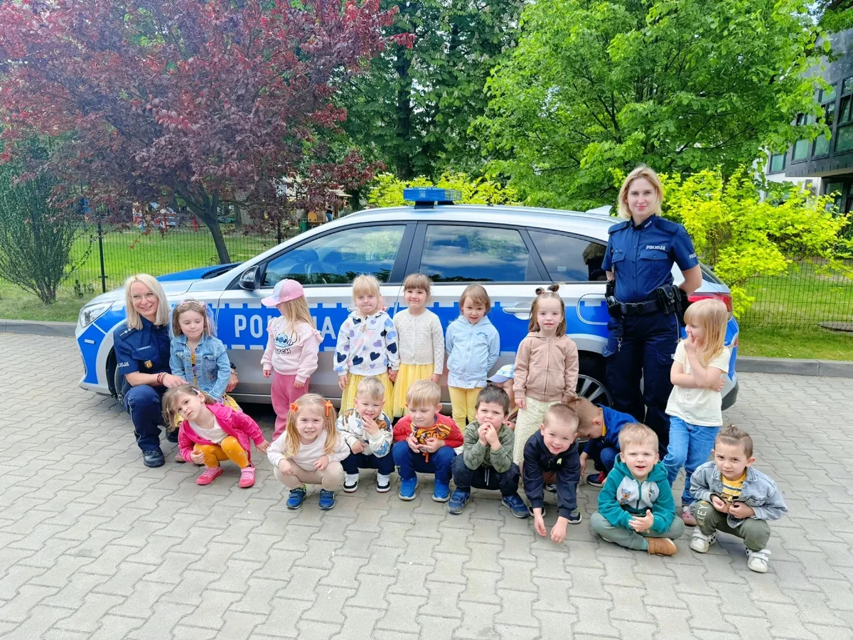 Policjantki edukują dzieci w przedszkolu
