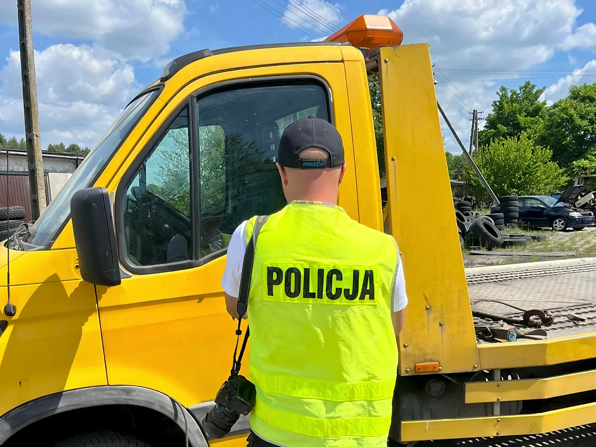 Zatrzymanie nietrzeźwego kierowcy lawety - poszukiwany i z zakazem prowadzenia