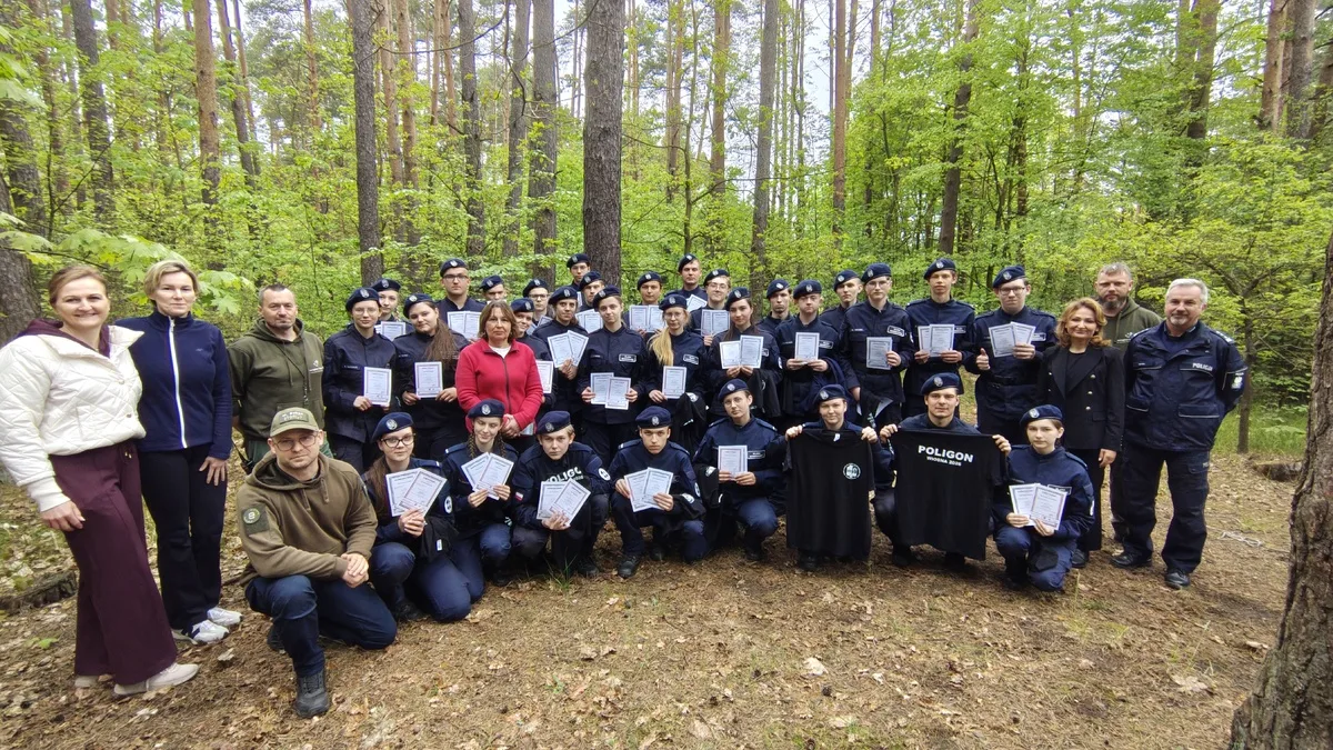 Uczniowie klas mundurowych z Działoszyna na poligonie w Kuźnicy