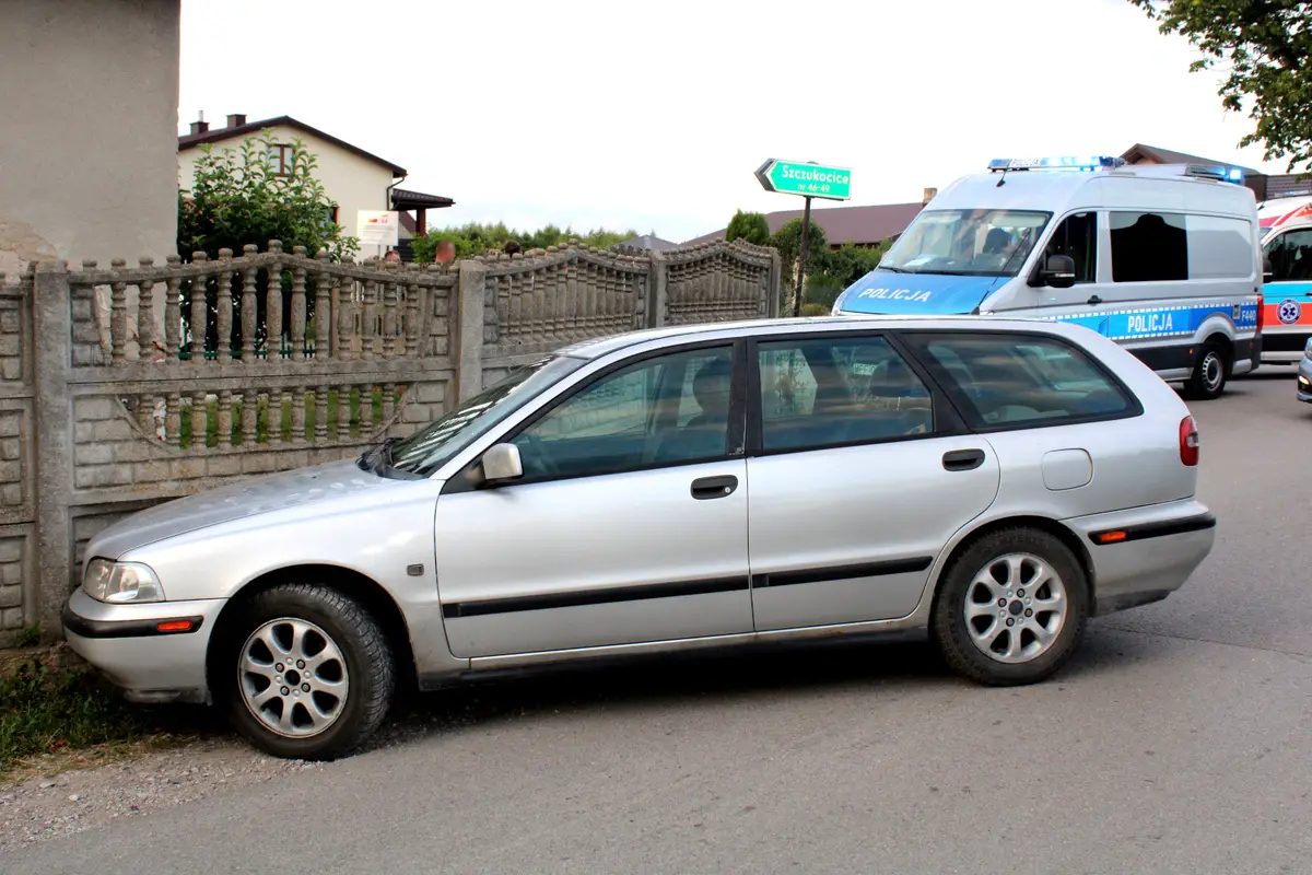 Nietrzeźwa 16-latka spowodowała kolizję, uderzając w betonowe ogrodzenie
