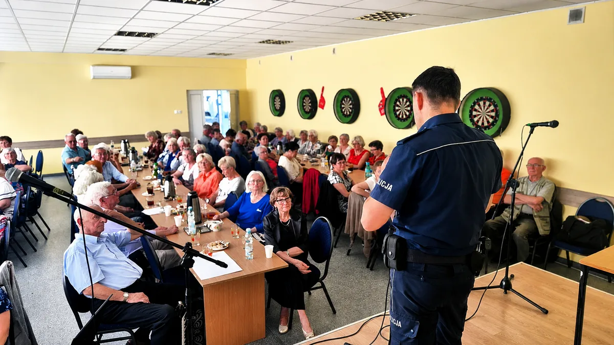 Spotkanie skierniewickich policjantów z seniorami na temat bezpieczeństwa