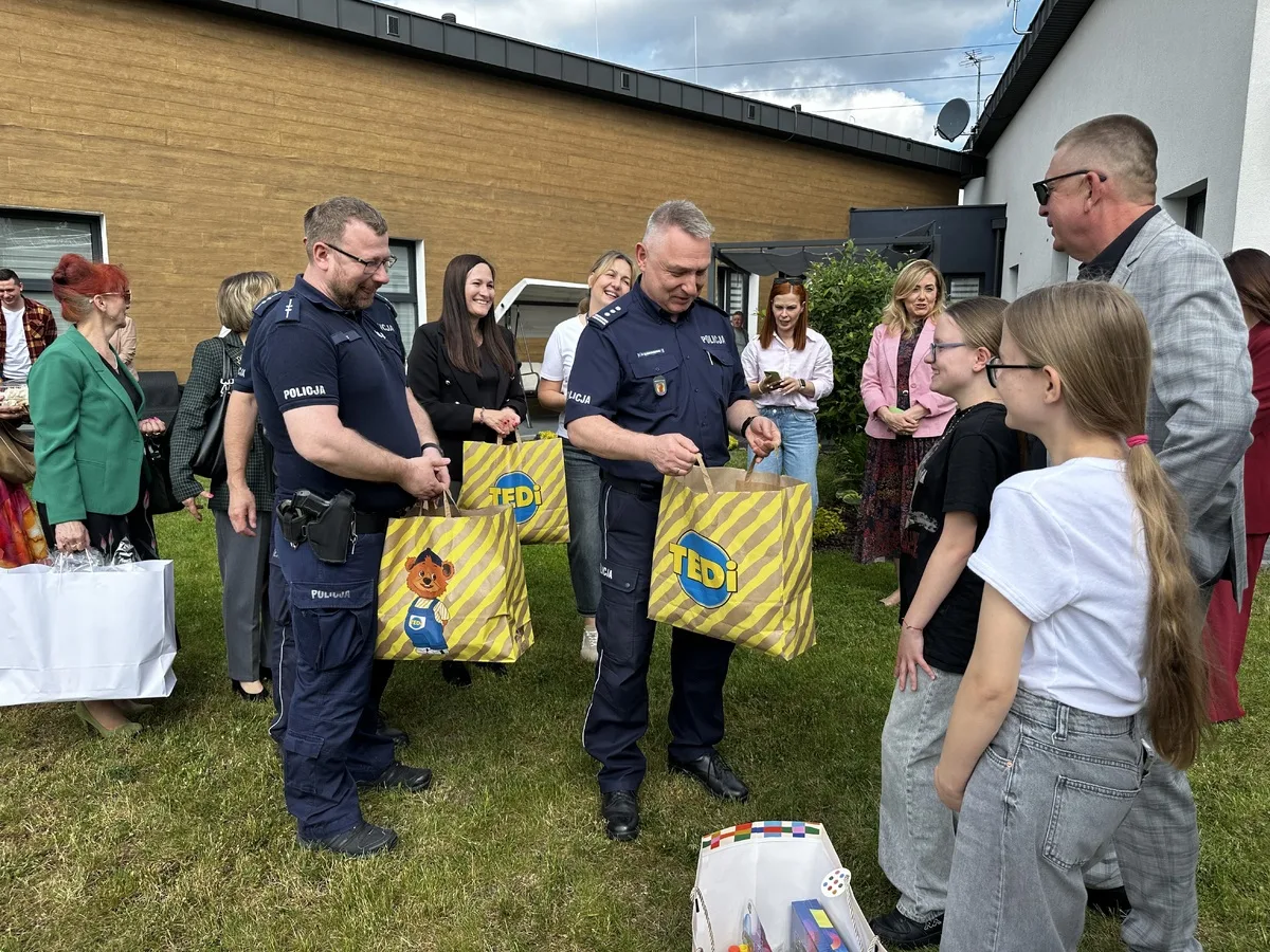 Policjanci z Bełchatowa uczcili Dzień Dziecka, odwiedzając placówki opiekuńcze