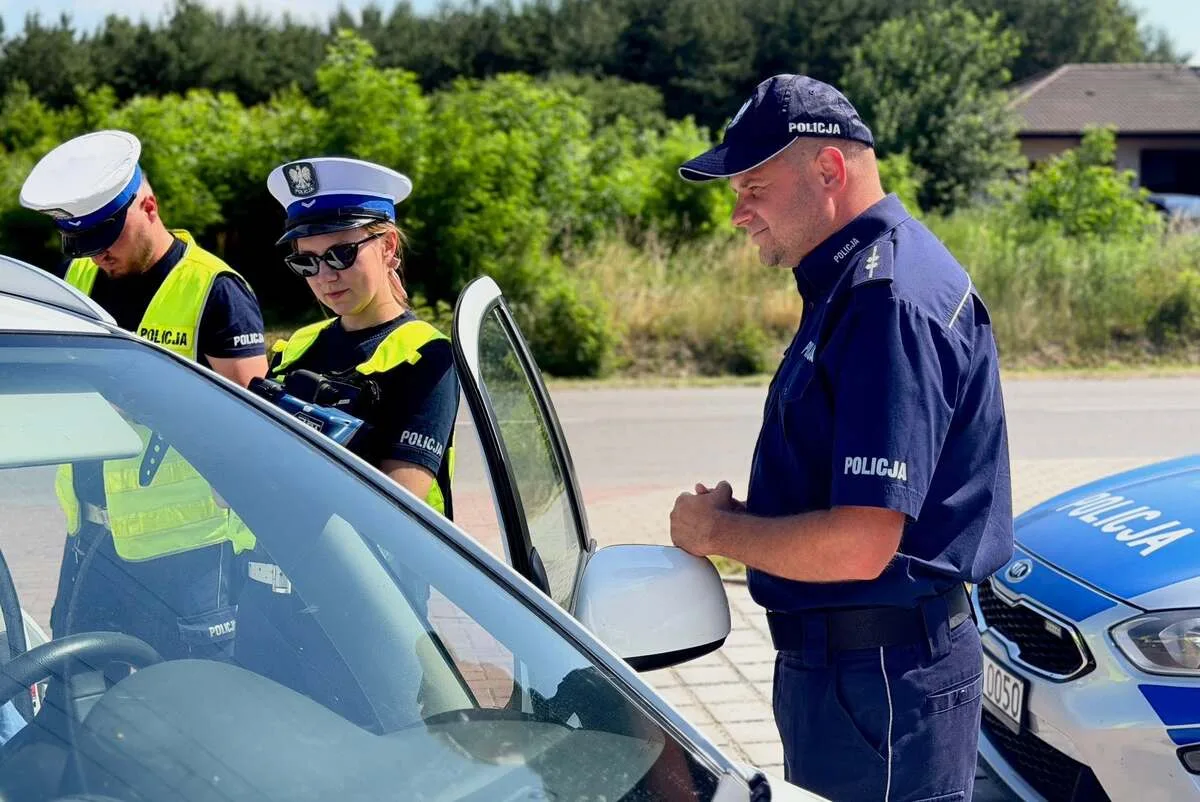 Policjanci i ratownicy WOPR edukują kierowców w zakresie pierwszej pomocy