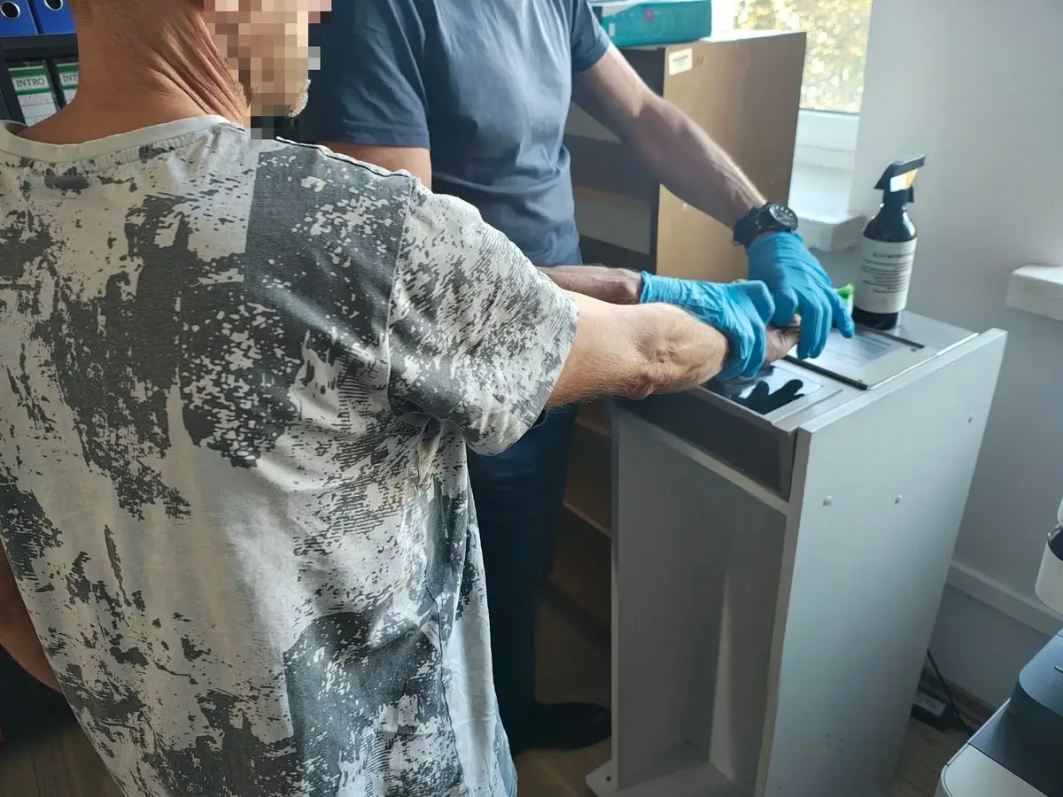 Bełchatów: 44-latek uszkodził dwa samochody, usłyszał zarzuty