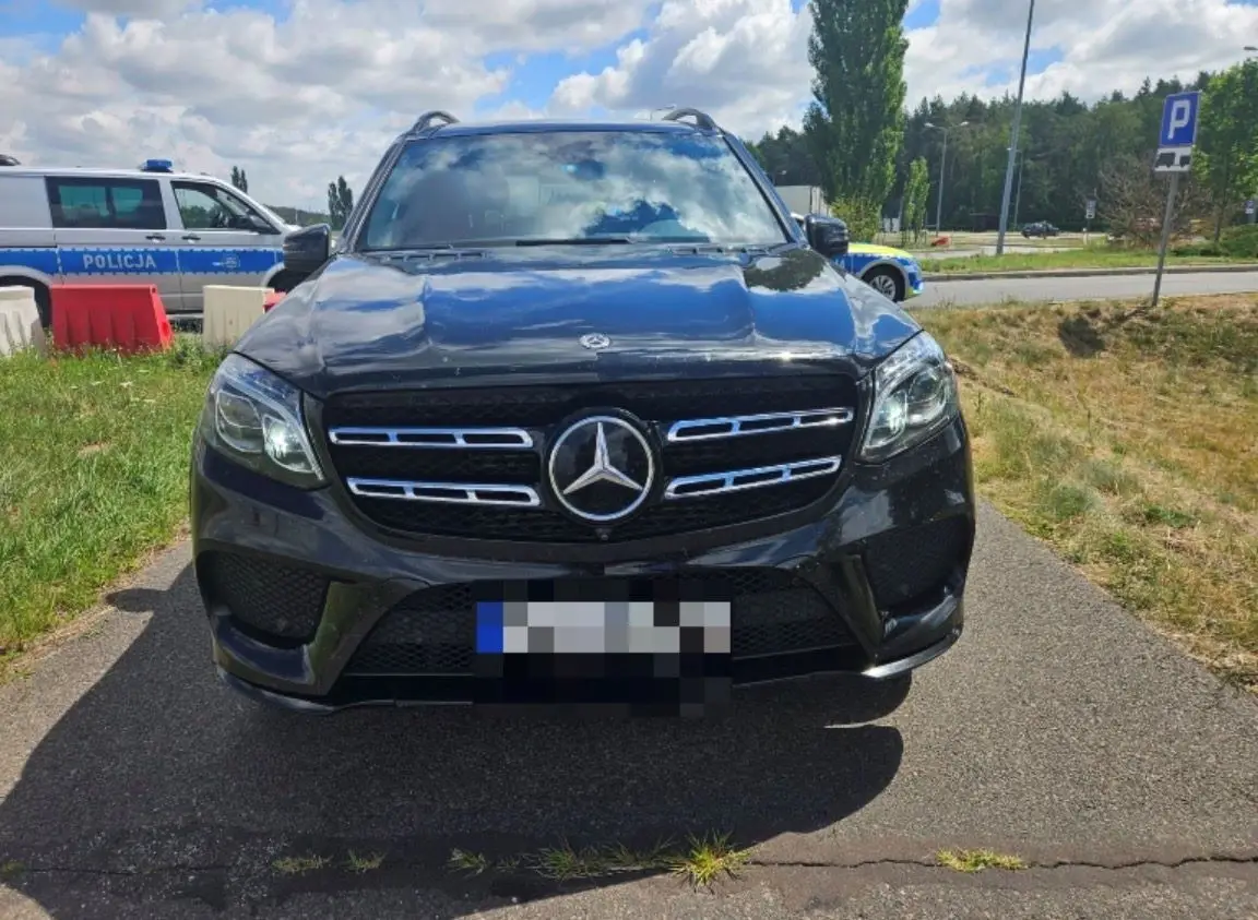 Policjanci odzyskali skradzionego Mercedesa dzięki czujności
