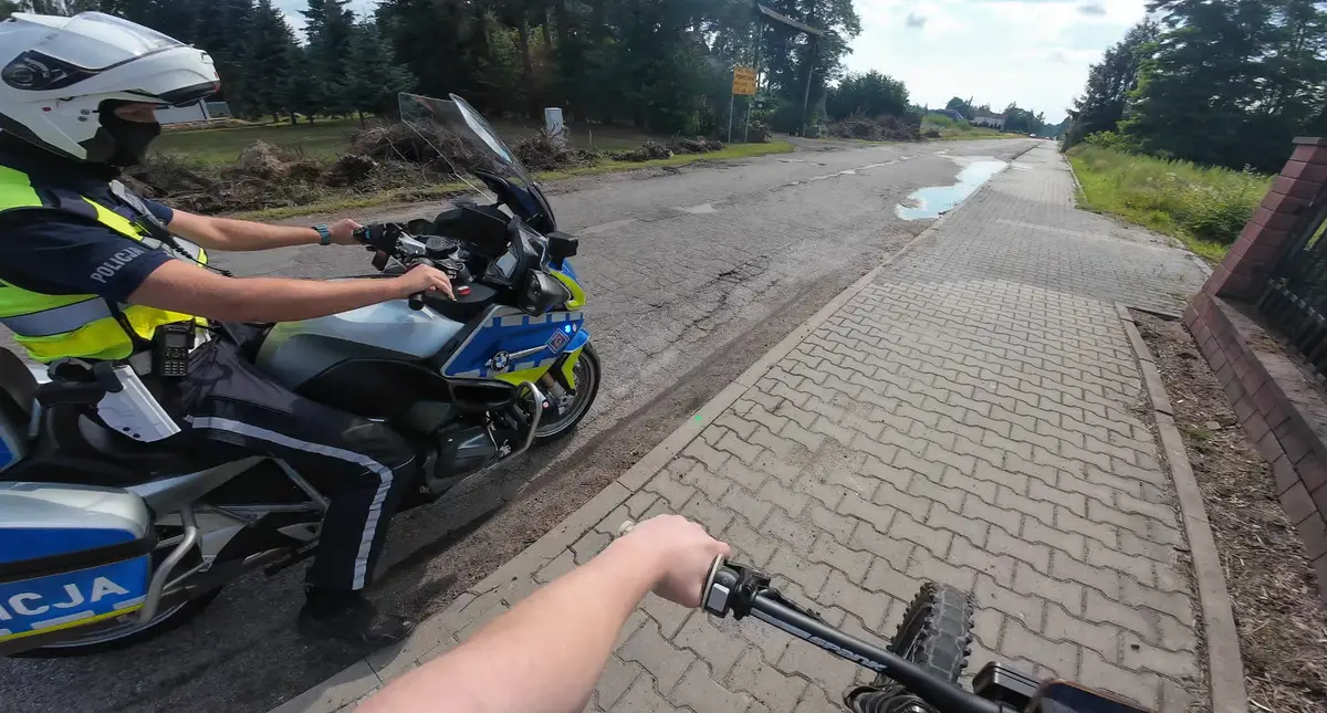 Nieletni uciekał przed policją, nagrywając jazdę sportową kamerą