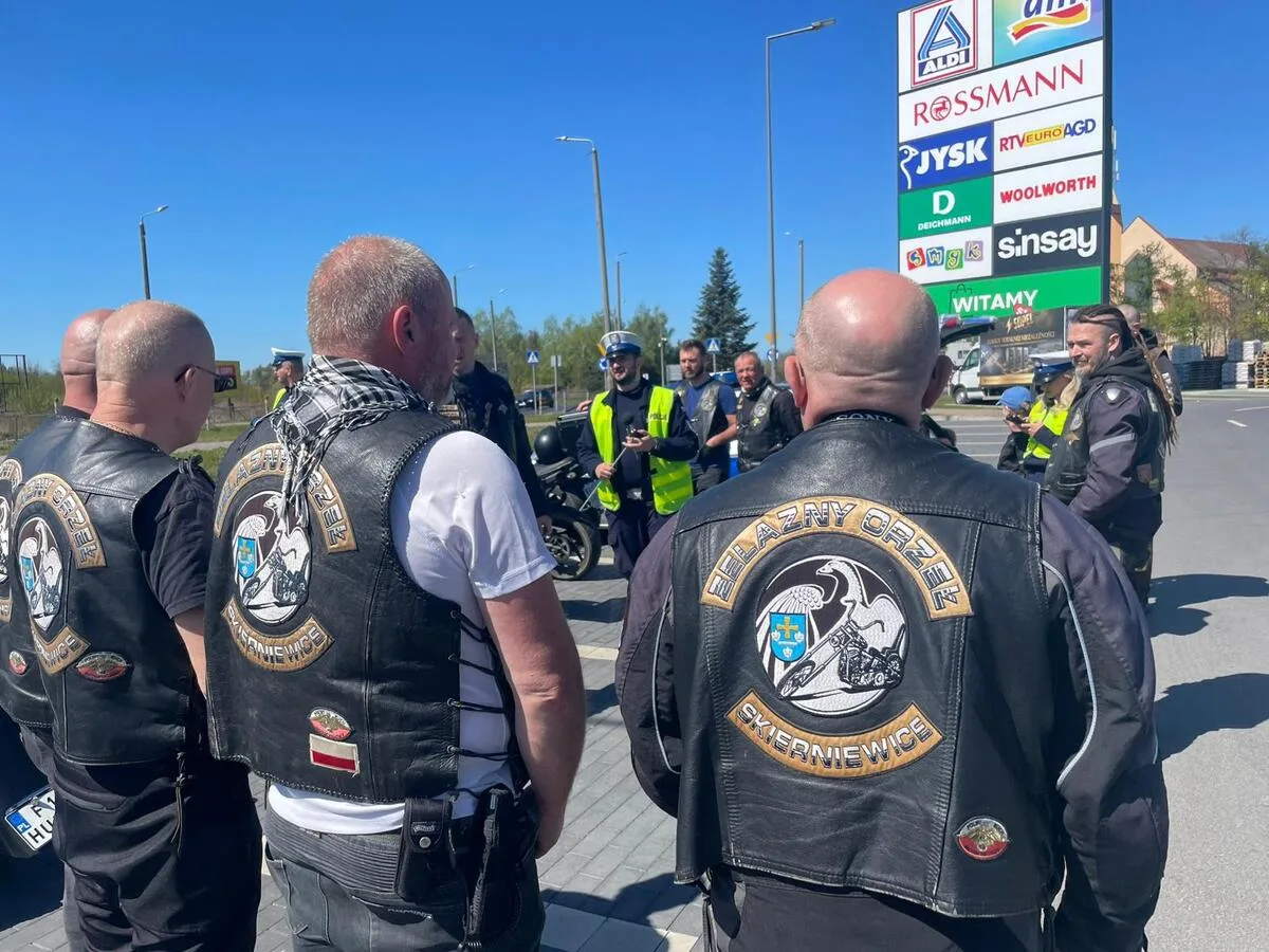 Kontrola głośności wydechów motocyklistów przez skierniewicką drogówkę