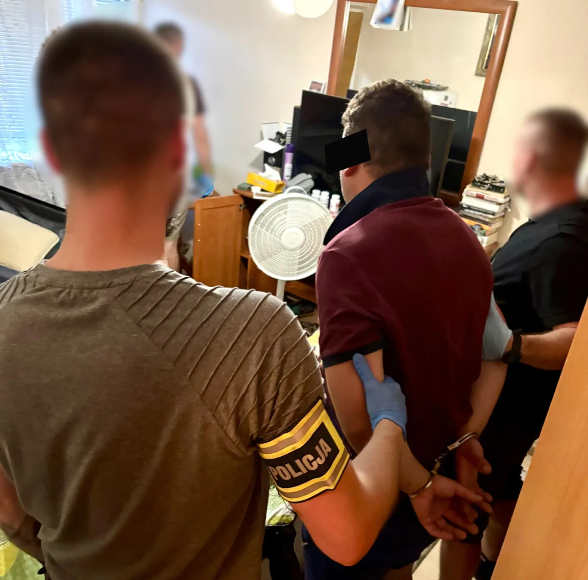 Zatrzymany poszukiwany ukrył się za firanką i miał narkotyki