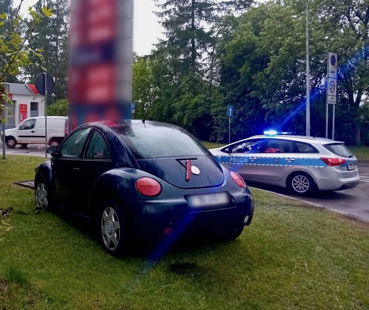 Kierująca pod wpływem alkoholu uderzyła w pylon stacji paliw i uciekła