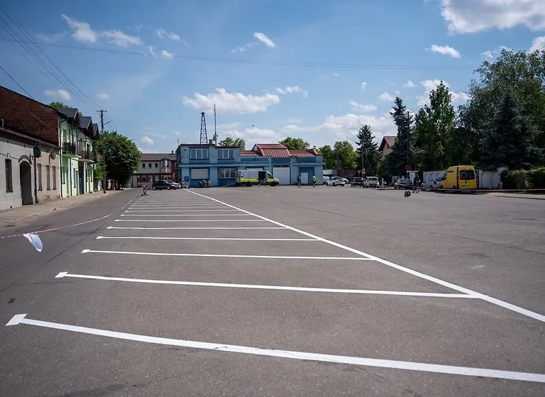 Plac św. Floriana w Skierniewicach z większą liczbą miejsc parkingowych