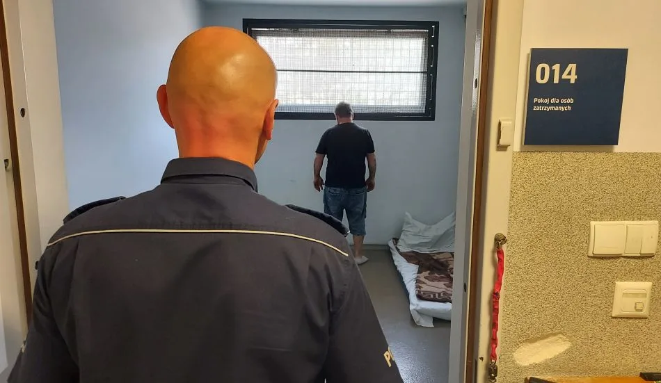 Dwóch mężczyzn oskarżonych o posiadanie narkotyków, 47-letni mężczyzna poszukiwany trzema listami gończymi