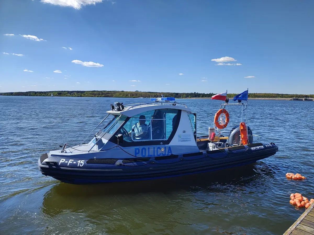 Interwencja policji wodnej na Zalewie Sulejowskim