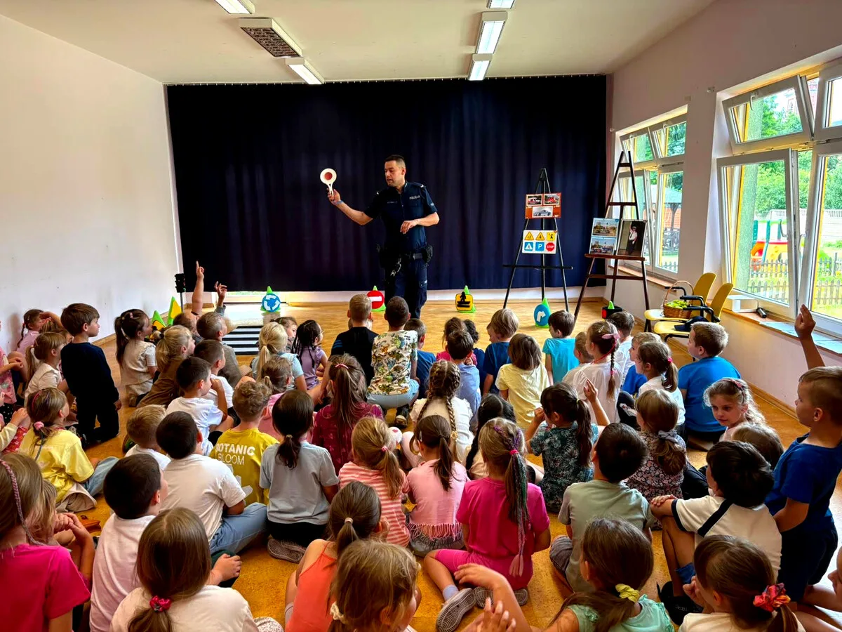 Dzielnicowy edukuje przedszkolaków w zakresie bezpieczeństwa wakacyjnego