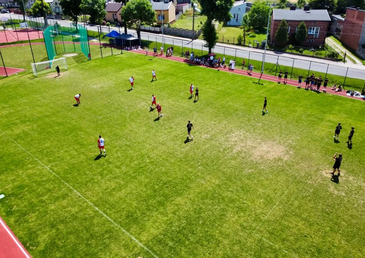 Obchody 100-lecia sportu w Policji: Policjanci i uczniowie zagrali w piłkę nożną