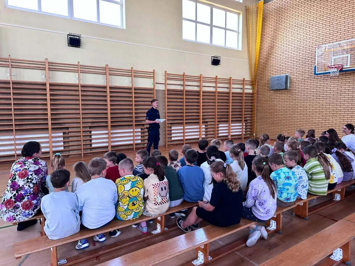 Dzielnicowy edukuje uczniów o bezpieczeństwie przed wakacjami