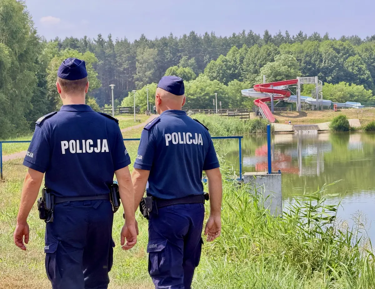 Przypomnienie o zasadach bezpieczeństwa nad wodą od dzielnicowych w Przedborzu
