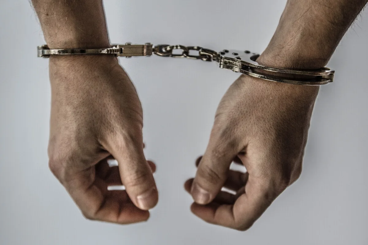 Zatrzymanie niebezpiecznego przestępcy dzięki współpracy policji