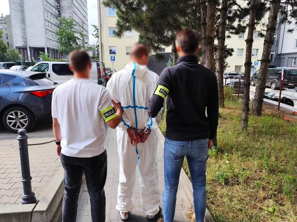 Policja w Łodzi zatrzymała dwóch mężczyzn podejrzanych o kradzieże samochodów