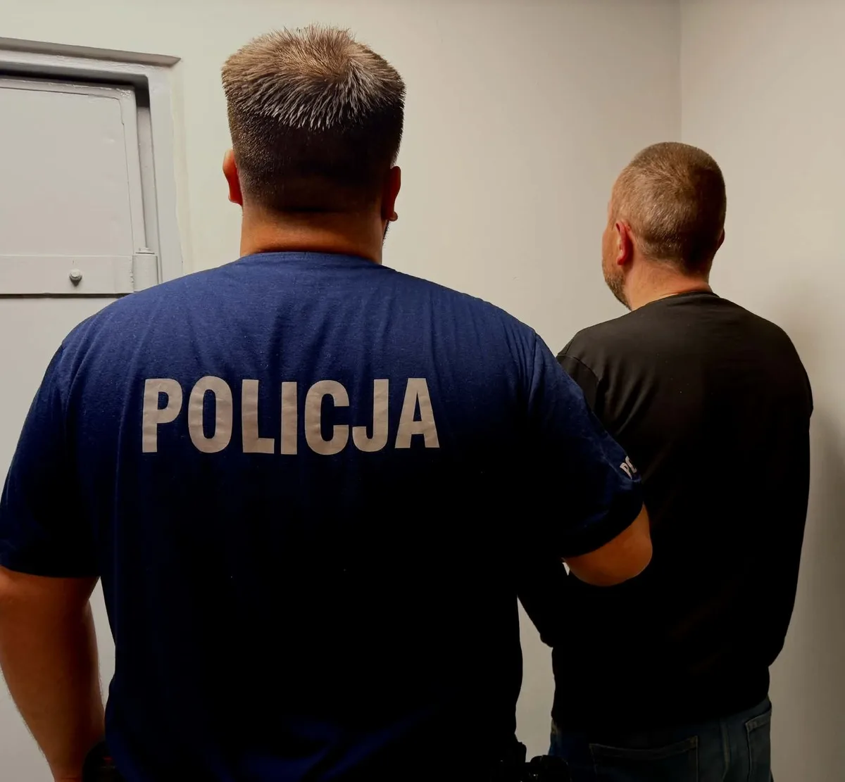 Mężczyzna ukrywał się na strychu, zdradził go wystający łokieć