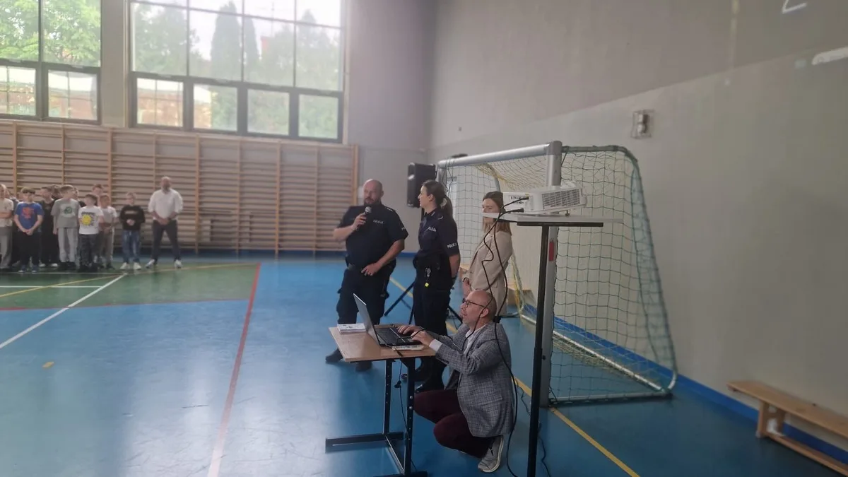 Profilaktyczne spotkanie policjantów z uczniami w Łękińsku