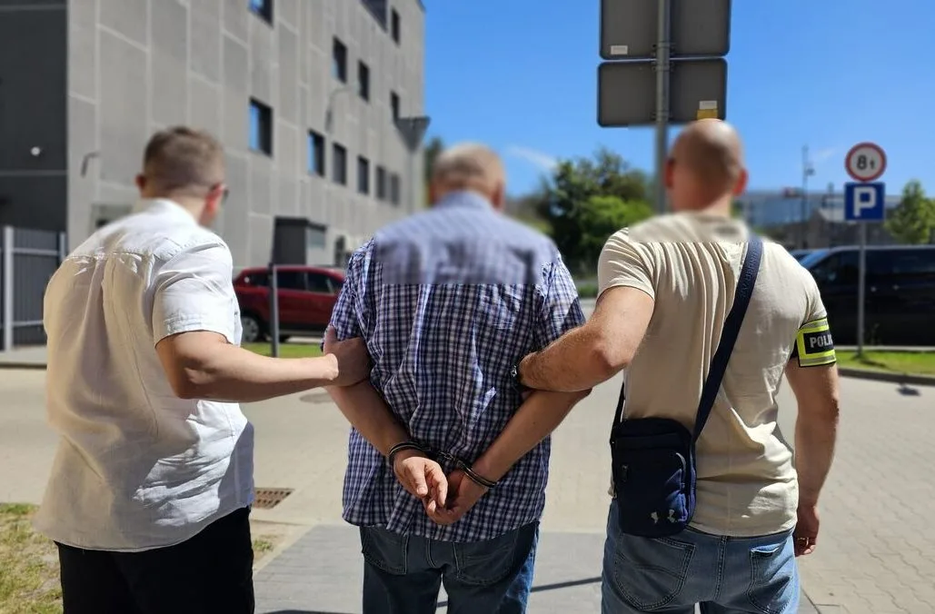 Rozbicie grupy przestępczej zajmującej się fałszowaniem dokumentów szkolnych